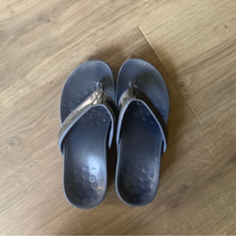 Vionic Navy size 6 platform sandals flip flops